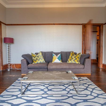 Pass The Keys Beautiful, Traditional 2 Bed Flat W Free Parking Glasgow Extérieur photo