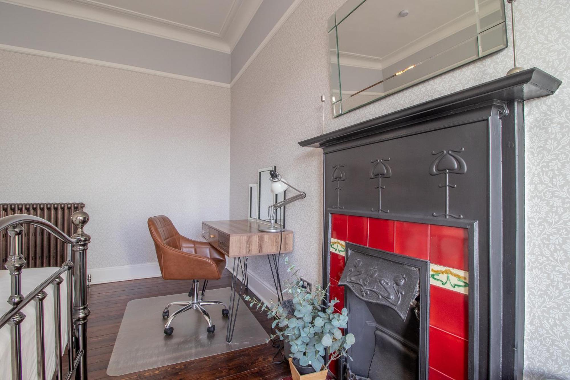 Pass The Keys Beautiful, Traditional 2 Bed Flat W Free Parking Glasgow Extérieur photo