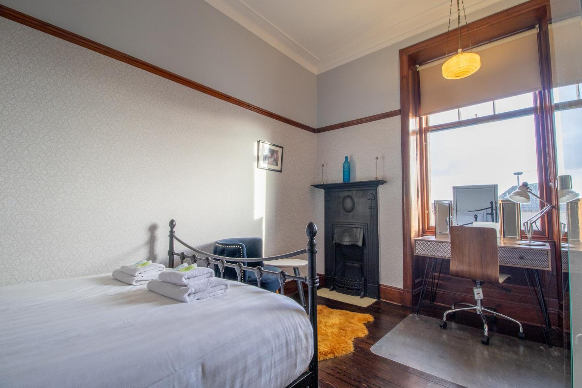 Pass The Keys Beautiful, Traditional 2 Bed Flat W Free Parking Glasgow Extérieur photo