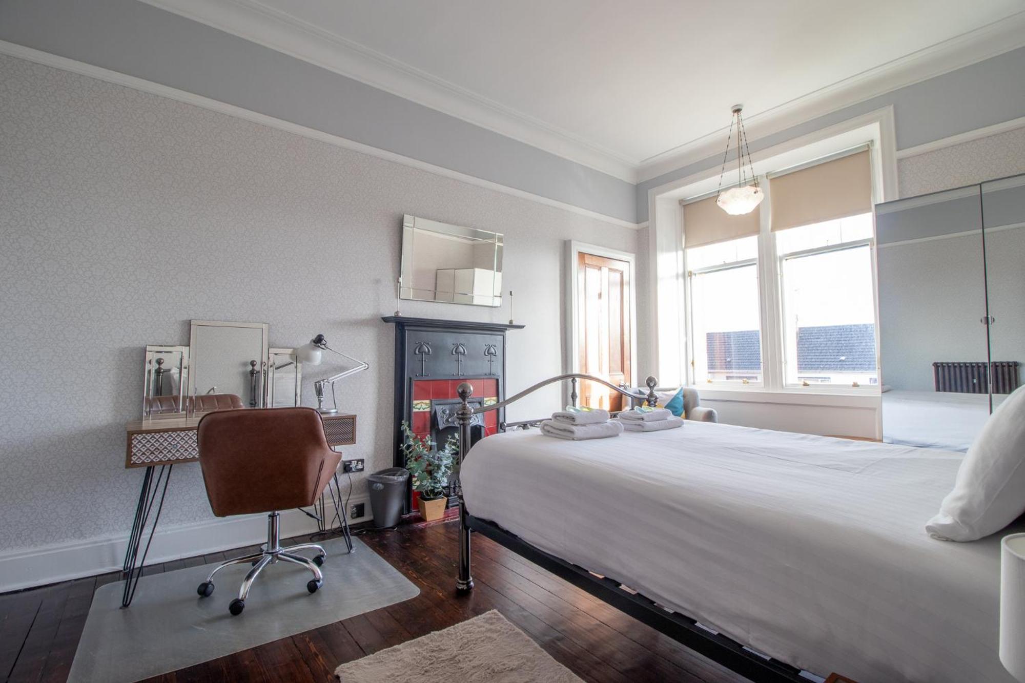 Pass The Keys Beautiful, Traditional 2 Bed Flat W Free Parking Glasgow Extérieur photo