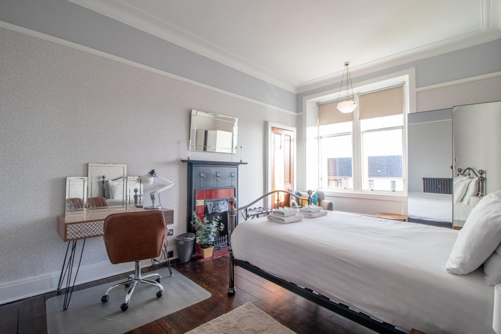 Pass The Keys Beautiful, Traditional 2 Bed Flat W Free Parking Glasgow Extérieur photo
